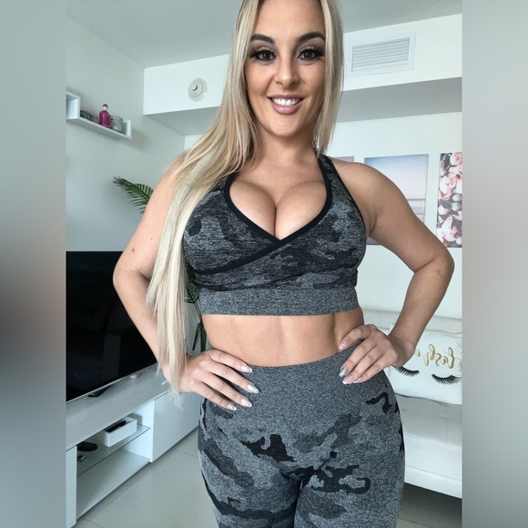 Black and gray workout leggings and top - Picture 6 of 10